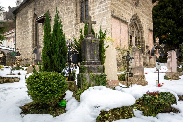 Grande cimitero coperto di neve al vecchio cimitero