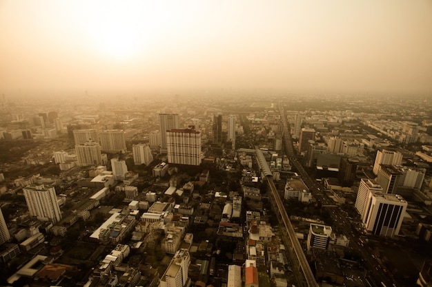 Grande città moderna con edifici alti, vista dall'alto