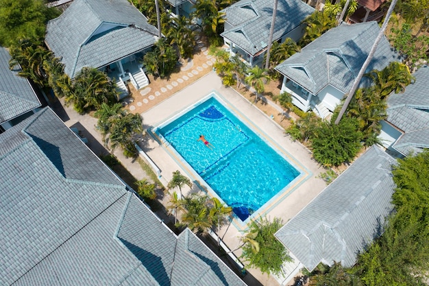 Grande complesso di appartamenti con piscina