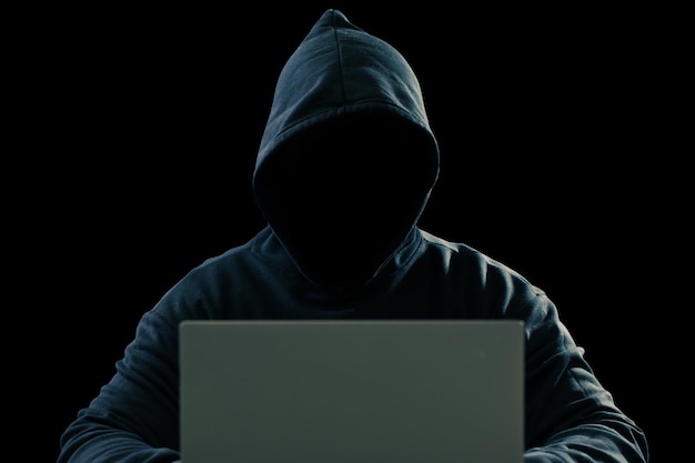 Grande concetto di furto di dati finanziari Un hacker anonimo sta hackerando dati finanziari altamente protetti attraverso i computer