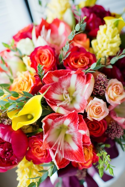 Grande confezione regalo rosa con fiori luminosi Bouquet di fiori rossi e gialli per la festa della mamma, San Valentino, festa di compleanno o altre festività Bouquet con rose, calla, giglio, amarillide e peonie