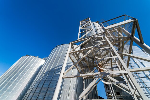 Grande costruzione di depositi sul cielo blu Enormi serbatoi di carburante Grande magazzino moderno