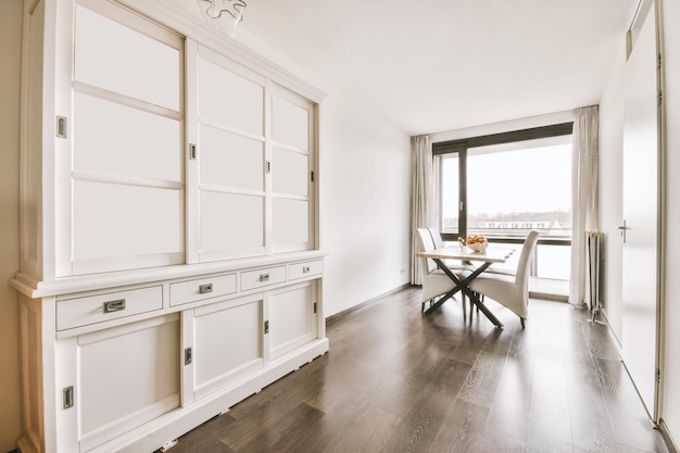 Grande credenza in legno bianco