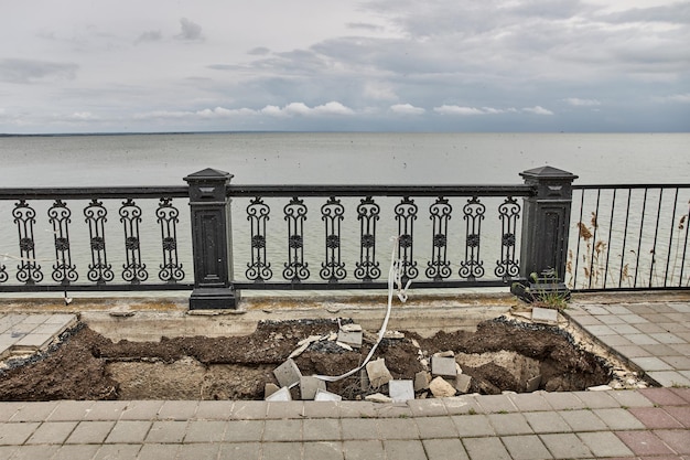 Grande crollo del suolo sull'argine della città di Taganrog, sulle rive del Mar d'Azov