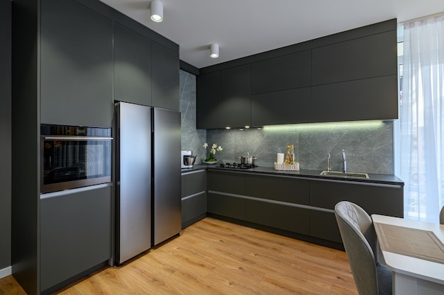 Grande cucina moderna di lusso grigio scuro