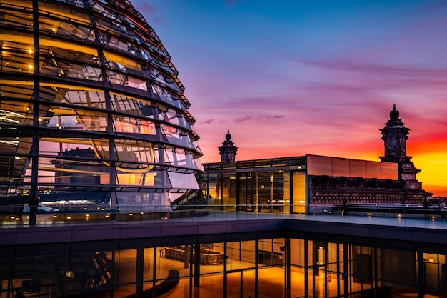 Grande cupola di vetro del Reichstag e terrazza sul tetto al tramonto