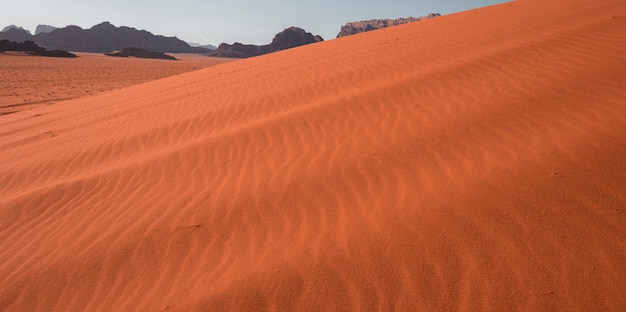 Grande duna di sabbia sullo sfondo delle scogliere