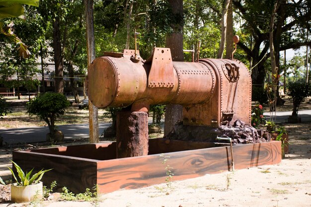 Grande e antica pompa dell'acqua per mostrare ai viaggiatori il popolo tailandese nel giardino di Wat Kiean Bang Kaew nel distretto di Khao Chaison di Phatthalung Thailandia