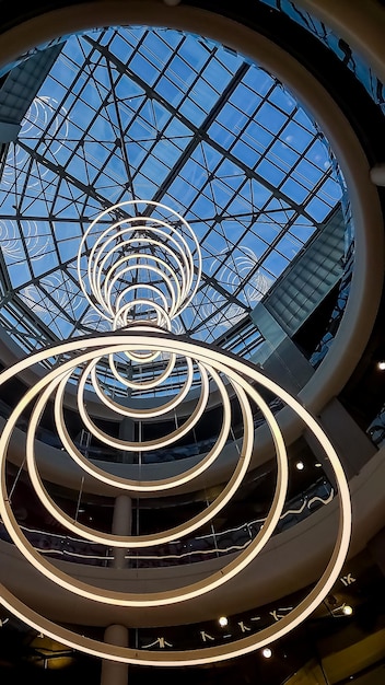 Grande e bellissimo lampadario rotondo in stile moderno sul soffitto Lampadario grande e costoso nel centro commerciale del ristorante o nella hall dell'hotel Lampada a grandi cerchi