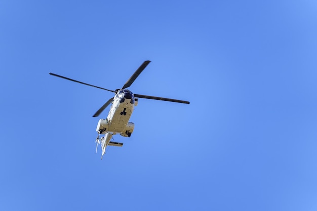 Grande elicottero da trasporto che vola basso in uno spettacolo aereo delle forze aeree