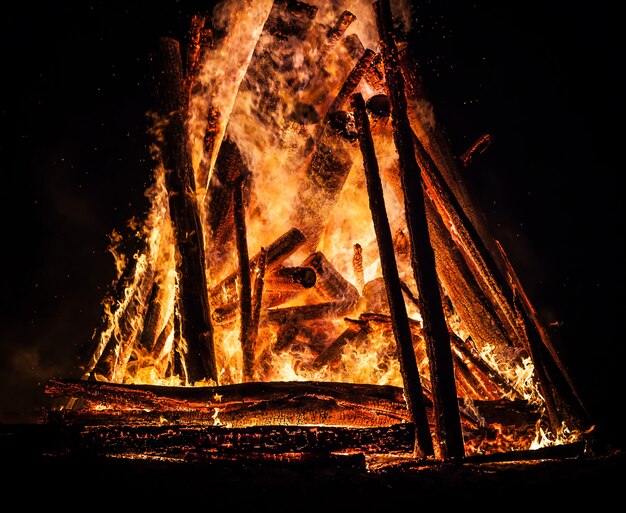 Grande falò di notte