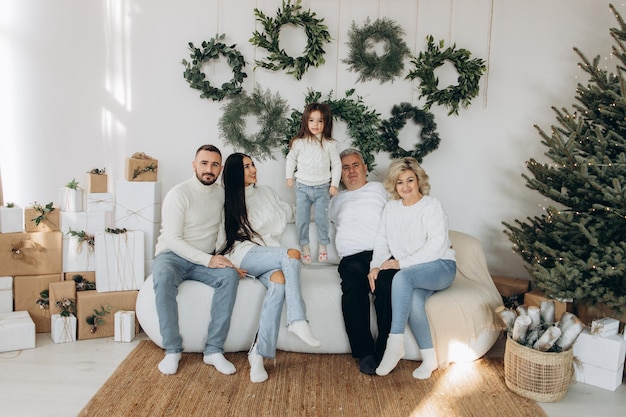 Grande famiglia che celebra il natale