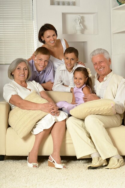 Grande famiglia felice seduta