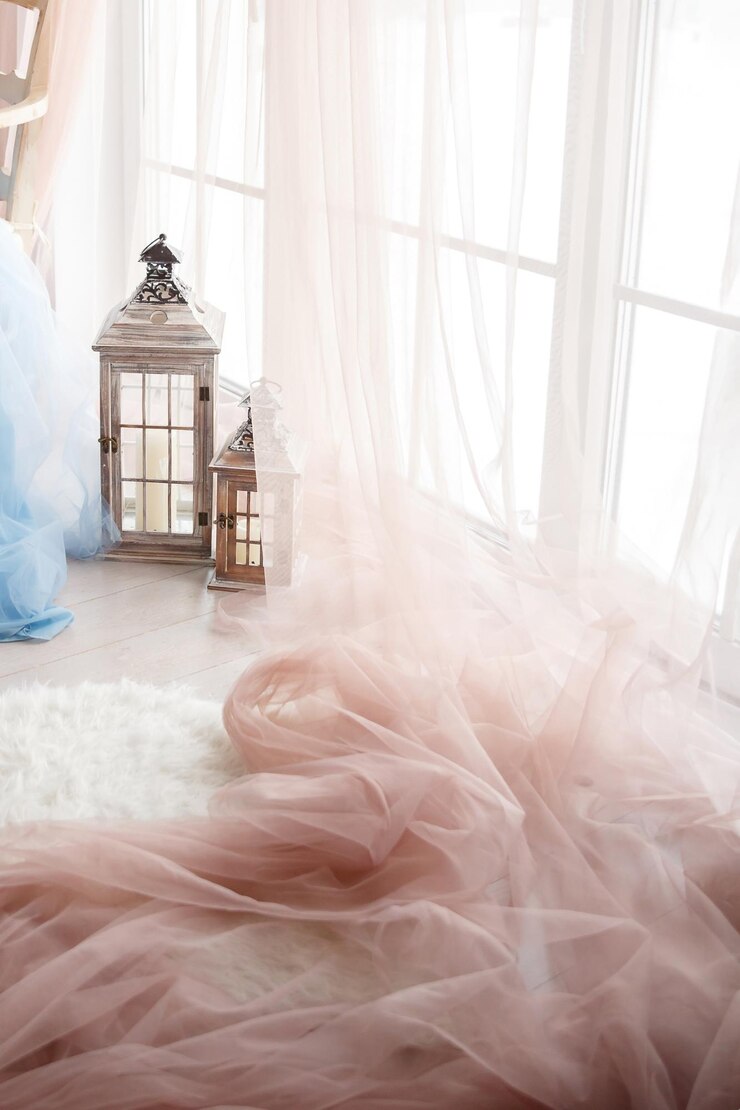 Grande finestra luminosa e tende di chiffon rosa