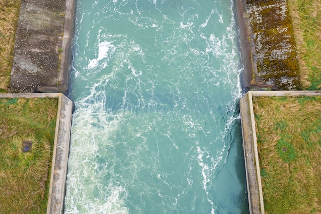 Grande flusso d'acqua attraverso il canale