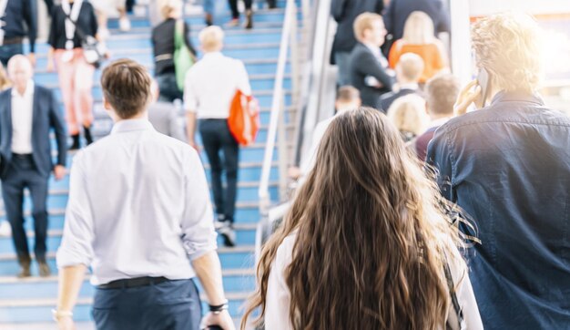 grande folla di persone sfocate anonime a una fiera