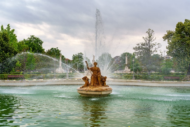 Grande fontana del palazzo reale di Aranjuez in una giornata nuvolosa all'alba