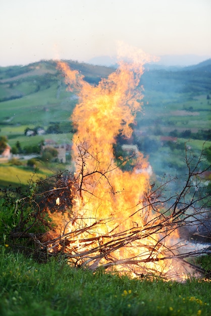 Grande fuoco sul prato