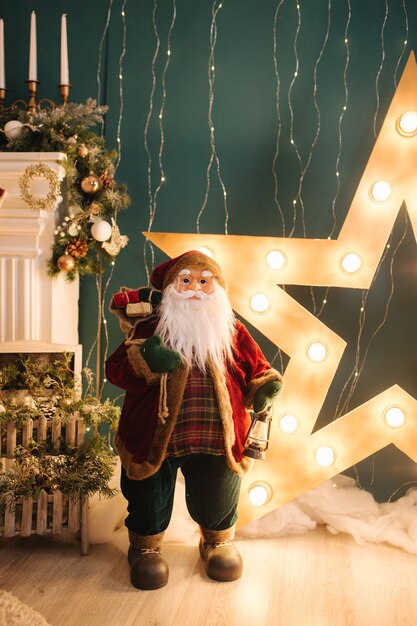 Grande giocattolo della Santa davanti alla stanza decorata. Atmosfera natalizia. Anno nuovo concetto.