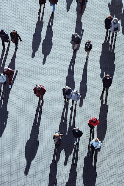 grande gruppo di persone che camminano per la città, città di bilbao, paesi baschi, spagna