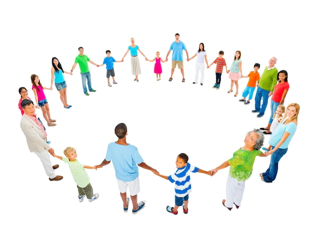 Grande gruppo di persone che tengono la mano
