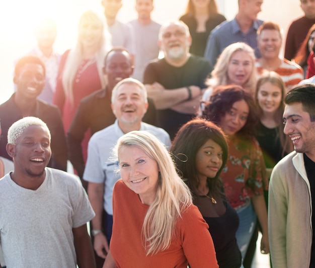 Grande gruppo di persone diverse in piedi insieme