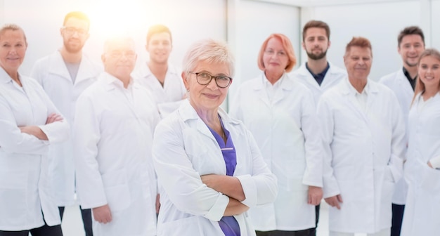 Grande gruppo di persone in camice bianco in piedi insieme.