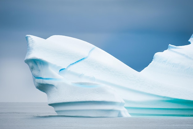 Grande iceberg nell'Oceano Atlantico, Groenlandia occidentale