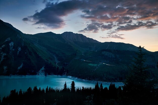 Grande lago Almaty in Kazakistan