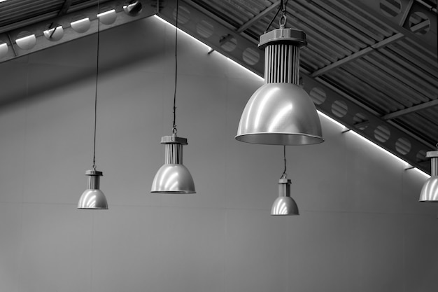 Grande lampada argento sul soffitto fabbrica, tono bianco e nero