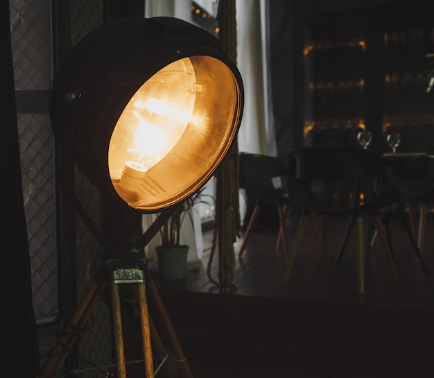 Grande lampada vintage nell'appartamento. interni brutali del loft