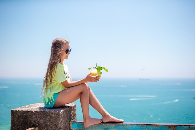 Grande limone giallo a disposizione nel fondo del mar Mediterraneo e del cielo.