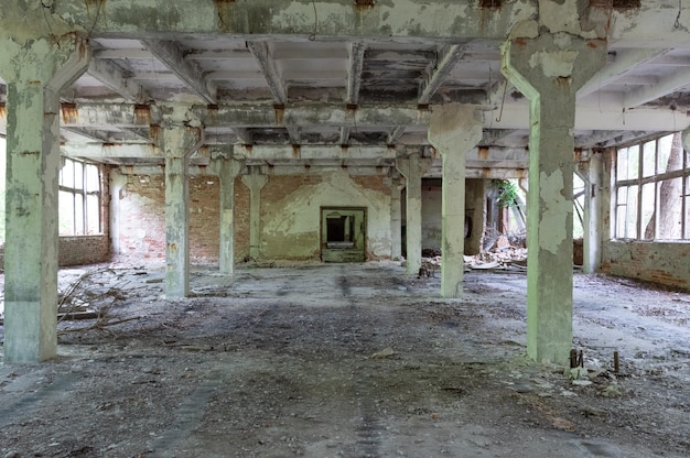 Grande locale industriale Grande vecchia stanza abbandonata Grandi colonne di cemento