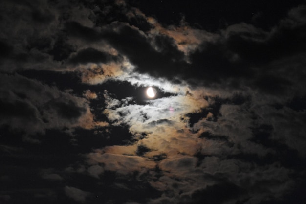 grande luna nel cielo notturno