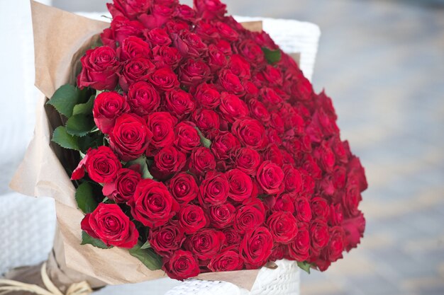 Grande mazzo di 101 rose rosse.