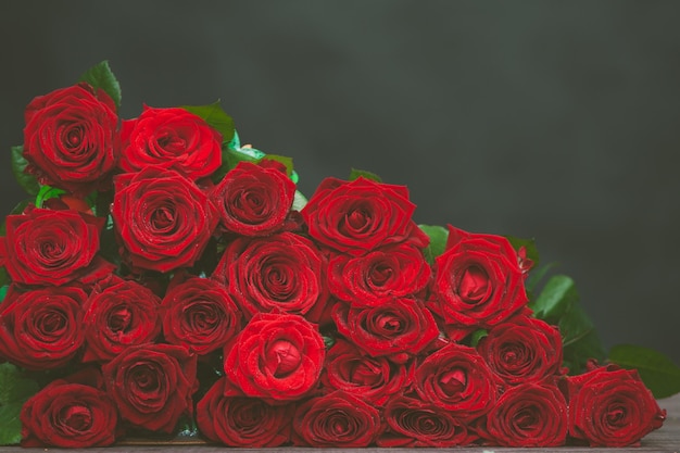 Grande mazzo di rose rosse Foto dai toni Biglietto d'auguri Amore di compleanno di San Valentino