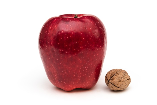 Grande mela rossa su sfondo bianco