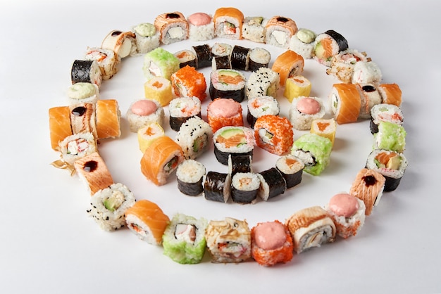 grande mix di involtini di sushi, macro. Cibo tradizionale giapponese. Piatti di pesce crudo