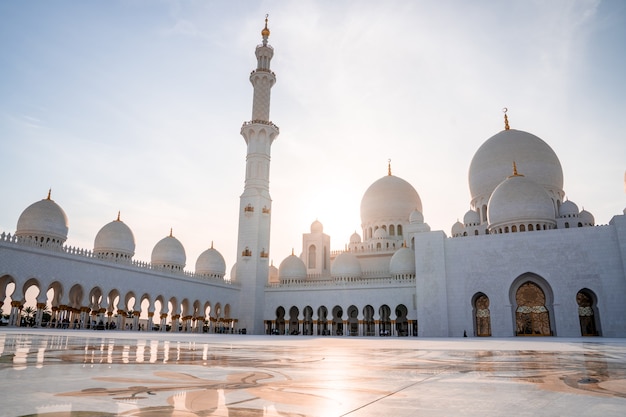 Grande Moschea di Abu Dhabi la sera durante il tramonto. Panorama dell'esterno di Sheikh Zayed Mosque negli Emirati Arabi Uniti.