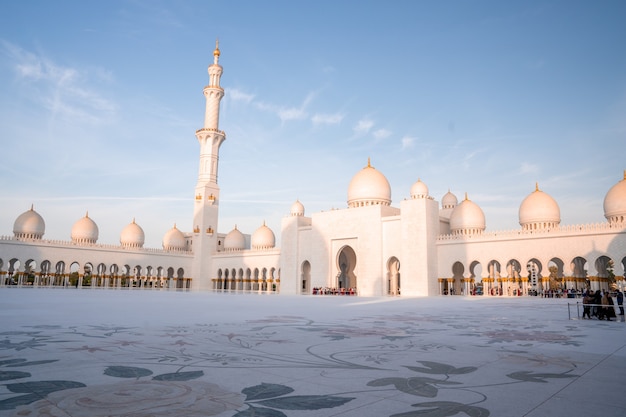 Grande Moschea di Abu Dhabi la sera durante il tramonto. Panorama dell'esterno di Sheikh Zayed Mosque negli Emirati Arabi Uniti.