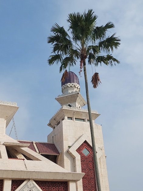 Grande moschea di Attin sotto la luce del sole e un cielo blu a Jakarta Indonesia