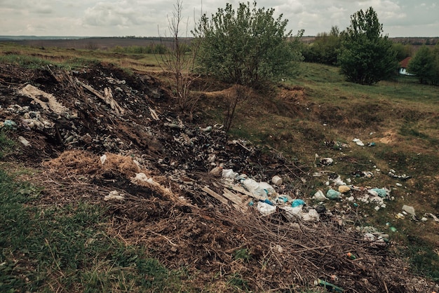 Grande mucchio di immondizia in campagna