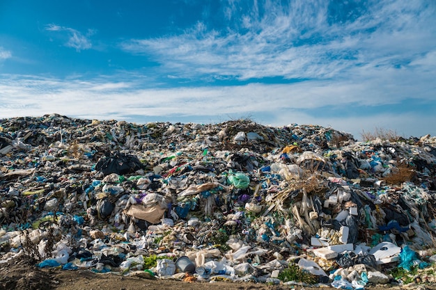 Grande mucchio di immondizia. Problemi ambientali