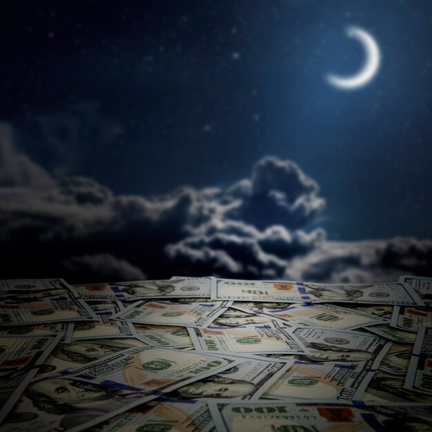 Grande mucchio di soldi pila di dollari americani sugli sfondi del cielo