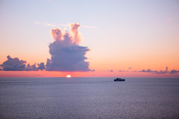 Grande nave al tramonto