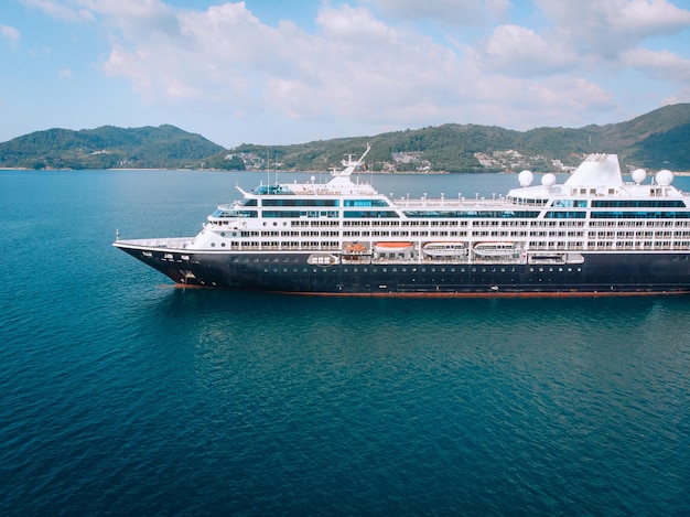 Grande nave da crociera che attraversa il mare delle Andamane - Immagine aerea. Bellissimo paesaggio marino. Vista laterale.