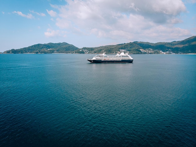 Grande nave da crociera che attraversa il mare delle Andamane - Immagine aerea. Bellissimo paesaggio marino