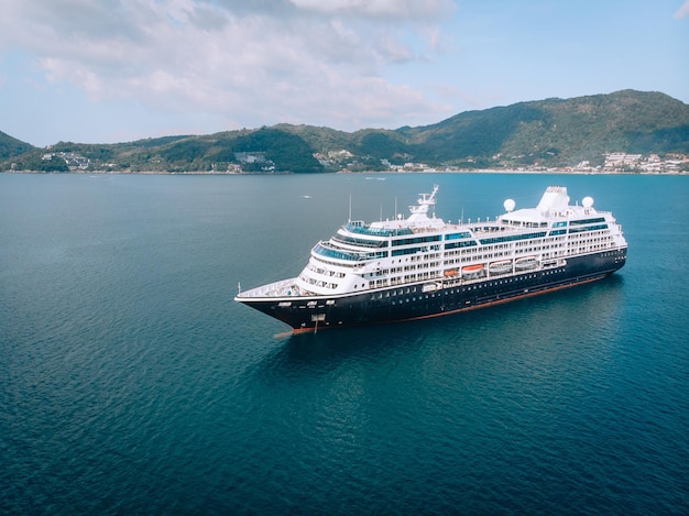 Grande nave da crociera che attraversa il mare delle Andamane - Immagine aerea. Bellissimo paesaggio marino