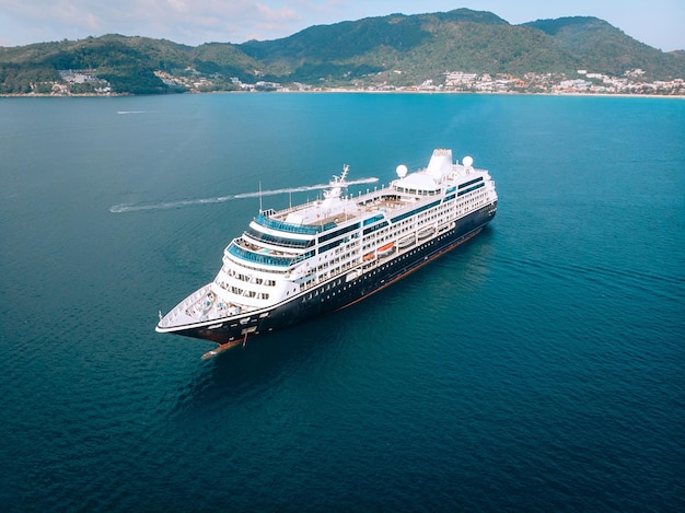 Grande nave da crociera che attraversa il mare delle Andamane - Immagine aerea. Bellissimo paesaggio marino