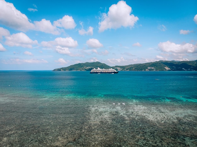 Grande nave da crociera che attraversa il mare delle Andamane - Immagine aerea. Bellissimo paesaggio marino